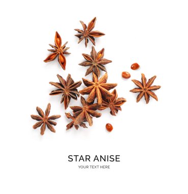 Beyaz arka planda yıldız anasonundan yapılmış yaratıcı bir düzen. Üst Manzara. Yiyecek konsepti.