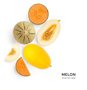 Beyaz arka planda kavundan yapılmış yaratıcı bir düzen. Düz yatıyordu. Yemek konsepti. Beyaz arkaplanda kavun.