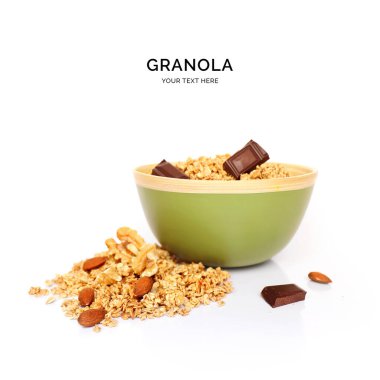 Beyaz arka planda izole edilmiş çikolatalı ve bademli granola 'dan yapılmış yaratıcı bir düzen. Yiyecek konsepti.