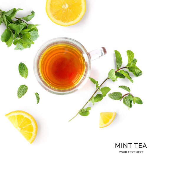 Творческий макет из чашки мятного чая и лемона на белом фоне. Вид сверху.