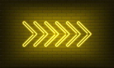 Neon işareti, Arrow. Duvarın arka planında sağdaki sarı. Parlak neon ışıkları olan klasik elektrikli tabela. Neon sembolü işaret ışığı. Kahveli bar ya da kafe. Gece kulübü içkisi. Vektör illüstrasyonu.