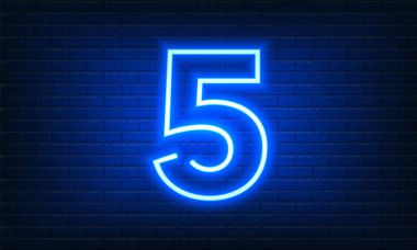 Duvarın arkasında beş numaralı neon tabela. Parlak neon ışıklı yazıtlı klasik mavi elektrikli tabela. Beşinci, 5 numaralı şablon ikonu, neon pankart, gecelik reklam. Vektör illüstrasyonu.