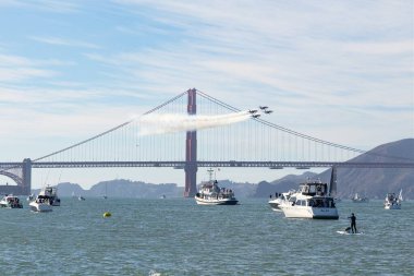 Hava Şovu, Boeing F / A-18 San Francisco 'daki Altın Köprü üzerinde Süper Yaban Arısı