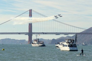 Hava Şovu, Boeing F / A-18 Süper Yaban Arısı, San Francisco Altın Köprüsü