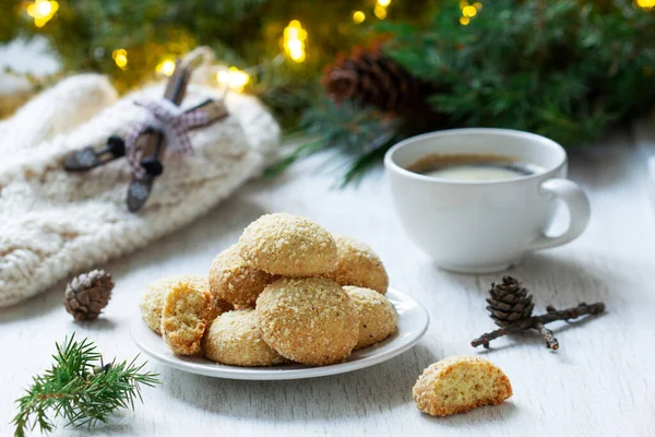 Filbertines 'in Noel süslemelerinin arka planında kahve ile servis ettiği Noel fındık kurabiyeleri. Seçici odak.