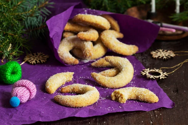 伝統的なアドベントクッキーバニラのクレセントは紫色の背景にあります 素朴なスタイル 選択的フォーカス — ストック写真