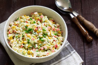 Yengeç çubuklu sebze salatası, mayonez ile sarılmış. Seçici odak.