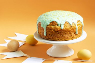 Pasta kasesi ve paskalya yumurtası kaplı paskalya pastası. Şenlikli konsept, seçici odaklanma.