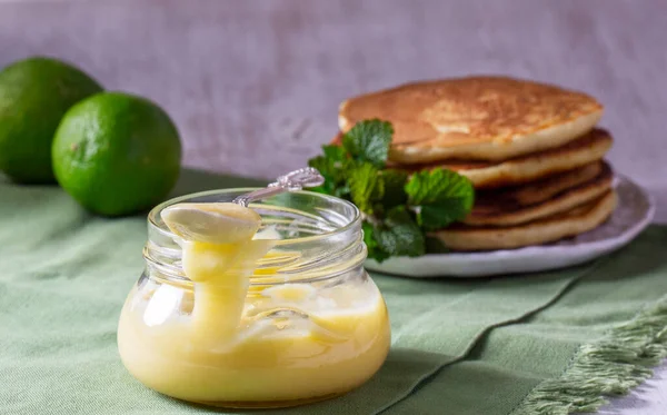 Pudding Limettenquark Serviert Mit Pfannkuchen Auf Hellem Hintergrund Rustikaler Stil — Stockfoto