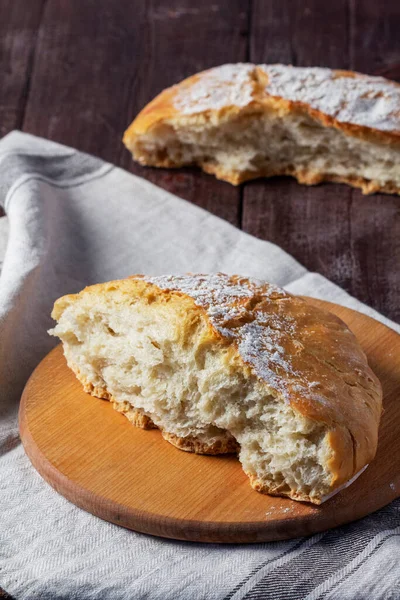 Domácí Ciabatta Chléb Celozrnnou Moukou Dřevěném Podkladu Rustikální Styl Selektivní — Stock fotografie