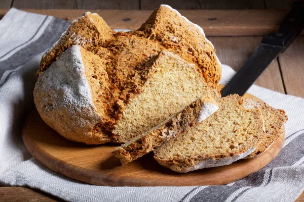 传统的爱尔兰苏打面包 用全谷物和黑麦面粉制成 放在木制桌子上 乡村风格 有选择的重点 — 图库照片