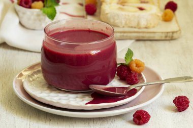 Ahududu, ahududu ve kremalı pasta. Kırsal biçim, seçici odak.