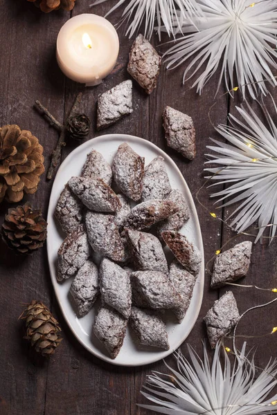 Włoskie Ciasteczka Świąteczne Castagnelle Migdałami Kakao Białek Jaj Drewnianym Tle — Zdjęcie stockowe