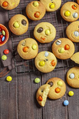 Geleneksel ev yapımı kurabiyeler ve jöleli çikolatalar. Demir ızgara ve ahşap arka planda çörekler. Kırsal biçim.