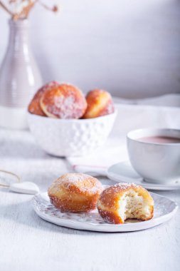 Hafif arka planda kakaolu tarçınlı ve şekerli çörekler. Karnaval için geleneksel tatlı. Seçici odak.