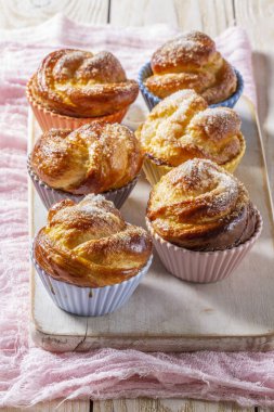 Seramik kalıplara şeker serpiştirilmiş gül şekilli hamur çörekleri. Kırsal biçim, seçici odak.