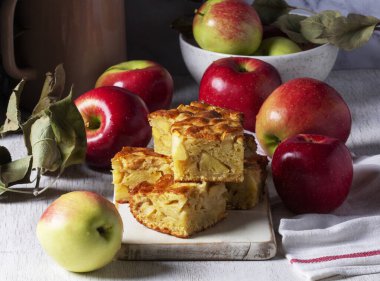 Elmalı turta, elma ve çaydanlık çay için servis ediliyor. Geleneksel elmalı tatlı. Kırsal biçim, seçici odak.
