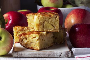Elmalı turta, elma ve çaydanlık çay için servis ediliyor. Geleneksel elmalı tatlı. Kırsal biçim, seçici odak.