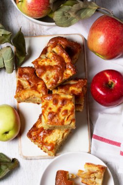 Elmalı turta, elma ve çaydanlık çay için servis ediliyor. Geleneksel elmalı tatlı. Kırsal biçim, seçici odak.