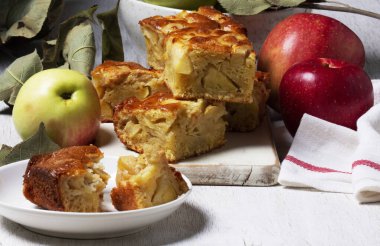 Elmalı turta, elma ve çaydanlık çay için servis ediliyor. Geleneksel elmalı tatlı. Kırsal biçim, seçici odak.