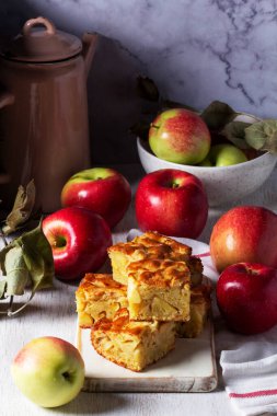 Elmalı turta, elma ve çaydanlık çay için servis ediliyor. Geleneksel elmalı tatlı. Kırsal biçim, seçici odak.