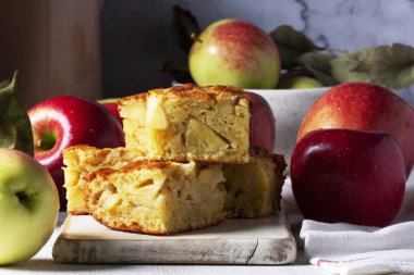 Elmalı turta, elma ve çaydanlık çay için servis ediliyor. Geleneksel elmalı tatlı. Kırsal biçim, seçici odak.