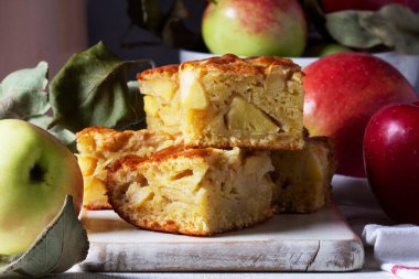 Elmalı turta, elma ve çaydanlık çay için servis ediliyor. Geleneksel elmalı tatlı. Kırsal biçim, seçici odak.