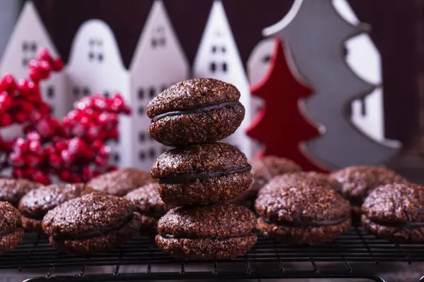 Baci de Alassio, fındık hamurundan yapılmış ve çikolatalı ganache ile dolu geleneksel bir İtalyan kurabiyesi. Yeni yılda fındık kurabiyesi ya da Noel dekoru, köy tarzı..