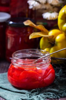 Ayva kavanozunda reçel, sepette bıldırcın ve bir buket kasımpatı. Sonbahar durgun hayat, köy tarzı, seçici odaklanma.