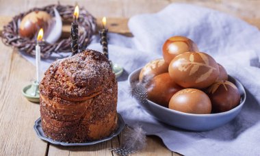 Paskalya pastası ve boyanmış yumurtalar, kilisede kutsanmış geleneksel Paskalya sembolleri. Ceviz dolgulu Paskalya pastası, bitki süsleriyle süslenmiş yumurtalar, soğan kabuğuyla boyanmış. Kırsal biçim.