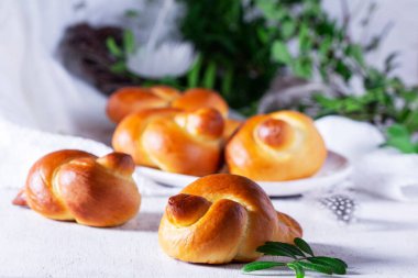 Tarlakuşları. Baharı karşılamak için hamurdan yapılmış kuşlar. Geleneksel tereyağlı hamurdan yapılmış ekmek kuşu. ev yapımı kekler, işlem