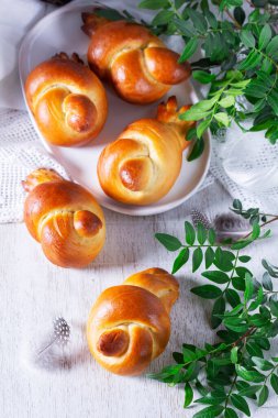 Tarlakuşları. Baharı karşılamak için hamurdan yapılmış kuşlar. Geleneksel tereyağlı hamurdan yapılmış ekmek kuşu. ev yapımı kekler, işlem