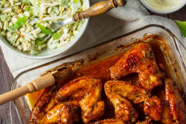 Kereviz, elma ve fındıklı Waldorf salatası, mayonez ve baharatlı fırında tavuk kanadı. Tavuk kanadı, salata, mayonez ve kireç..