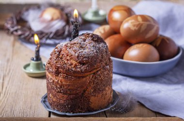 Paskalya pastası ve boyanmış yumurtalar, kilisede kutsanmış geleneksel Paskalya sembolleri. Ceviz dolgulu Paskalya pastası, bitki süsleriyle süslenmiş yumurtalar, soğan kabuğuyla boyanmış. Kırsal biçim.