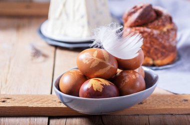 Curd Paskha, Paskalya Kulich ve boyanmış yumurtalar, kilisede kutsanmış geleneksel Paskalya sembolleri. Kuru üzümlü Paska, fındıklı kulich, soğan kabuğuyla boyanmış yumurta..