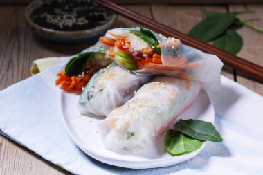 Yaz veya bahar ruloları karides, sebze ve ıspanakla, soya sosu ve susam ile servis edilir. Geleneksel Vietnam yemekleri. Kırsal biçim, seçici odak.