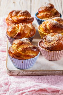 Seramik kalıplara şeker serpiştirilmiş gül şekilli hamur çörekleri. Kırsal biçim, seçici odak.