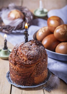 Paskalya pastası ve boyanmış yumurtalar, kilisede kutsanmış geleneksel Paskalya sembolleri. Ceviz dolgulu Paskalya pastası, bitki süsleriyle süslenmiş yumurtalar, soğan kabuğuyla boyanmış. Kırsal biçim.
