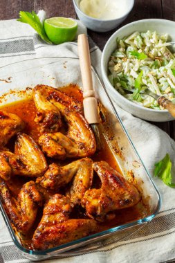 Kereviz, elma ve fındıklı Waldorf salatası, mayonez ve baharatlı fırında tavuk kanadı. Tavuk kanadı, salata, mayonez ve kireç..