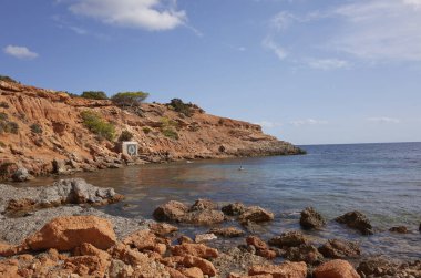 İbiza, İspanya - 27 Ağustos 2022: Sa Caleta Sahili