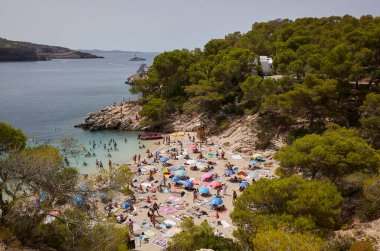 İbiza, İspanya - 30 Ağustos 2022: Cala Saladeta manzarası