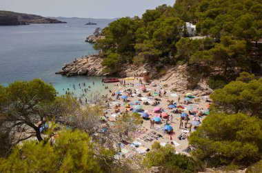 İbiza, İspanya - 30 Ağustos 2022: Cala Saladeta manzarası