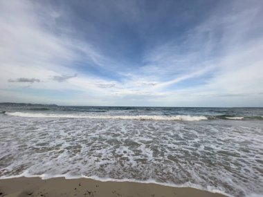 İbiza, İspanya - 02 Eylül 2023: Es Cavallet plajı manzarası