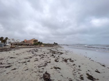 İbiza, İspanya - 04 Eylül 2023: Fırtınadan sonra Platja d 'en bossa manzarası