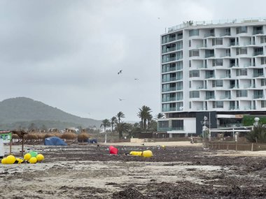 İbiza, İspanya - 04 Eylül 2023: Fırtınadan sonra Platja d 'en bossa manzarası