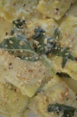 Tereyağlı, adaçayı ve kestaneli Ravioli makarnası