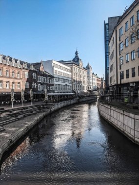 Nehir ve mimari ile şehir manzarası