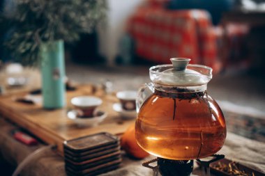 Bardakta sıcak çay, ocakta.