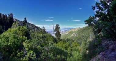 At Kuyruğu Şelalesi Vadisi, Dry Creek Kanyonu 'ndaki sırt çantasından, Lone Peak Wilderness' tan Wasatch Front Rocky Dağları 'ndan, Alpine Utah' tan manzaralı. ABD.