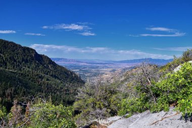At Kuyruğu Şelalesi Vadisi, Dry Creek Kanyonu 'ndaki sırt çantasından, Lone Peak Wilderness' tan Wasatch Front Rocky Dağları 'ndan, Alpine Utah' tan manzaralı. ABD.